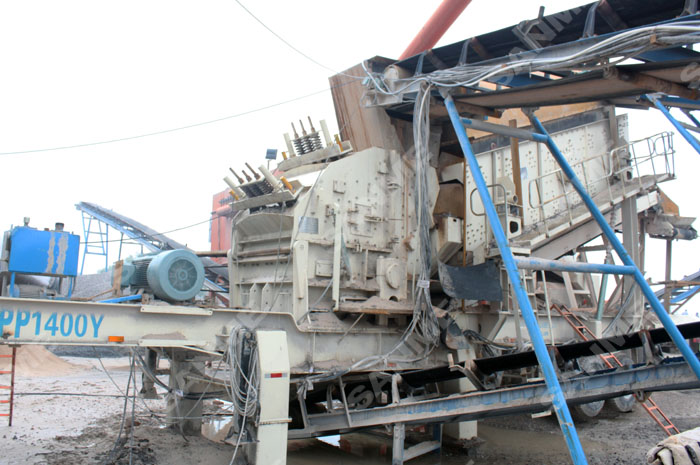 江蘇時(shí)產(chǎn)200噸移動(dòng)式玄武巖破碎生產(chǎn)線(xiàn)